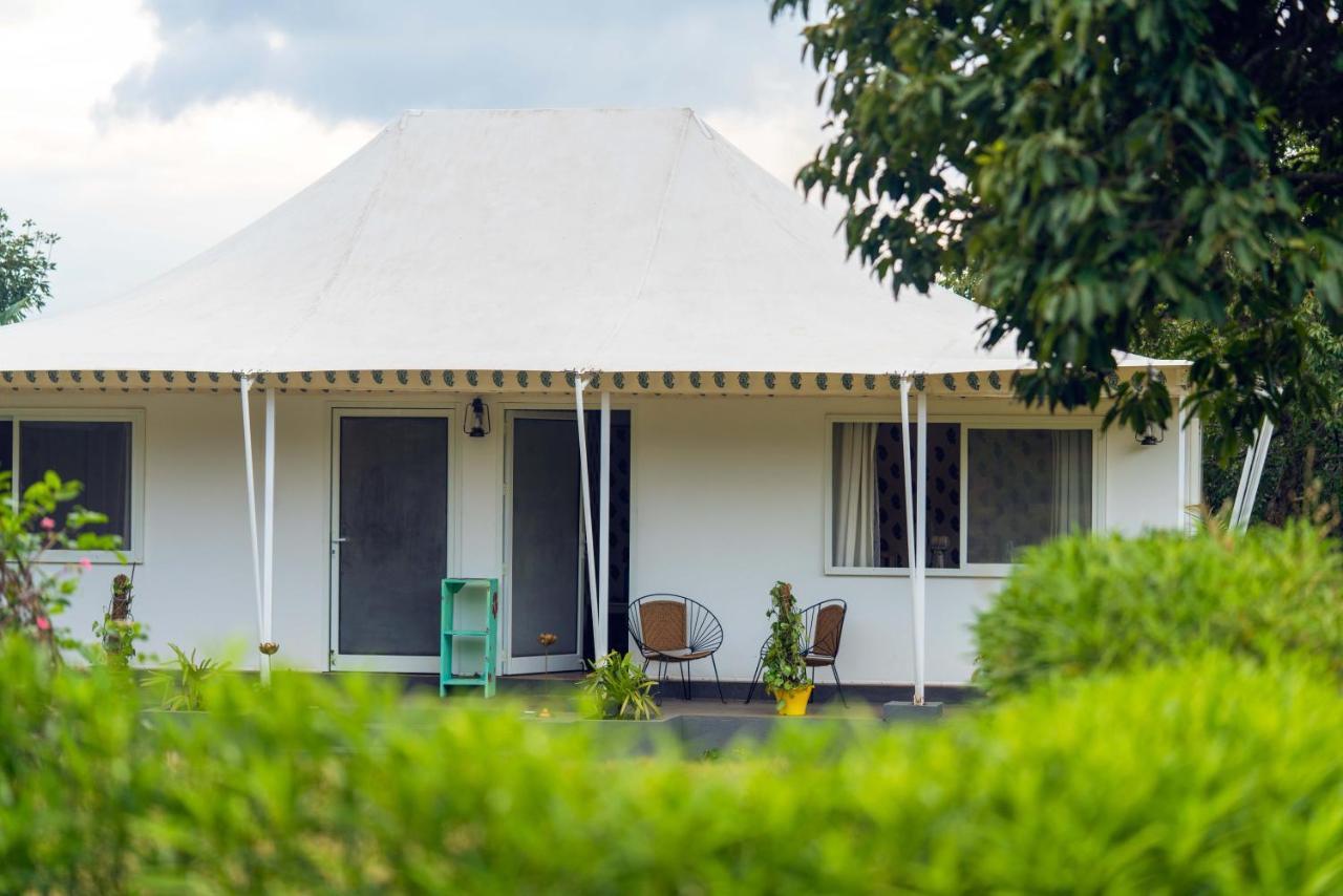 Saffronstays Aatman Tents - Glamping With Al-Fresco Dining มหาบาเลชวาร์ ภายนอก รูปภาพ